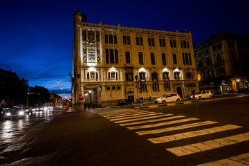 Fototapeta na wymiar Municipio di Cagliari con sfondo cielo Blu e strade del centro città. 