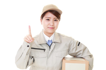 荷物を運ぶ宅配人