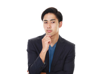 考え事をする男性