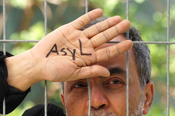 Mann bittet um Asyl