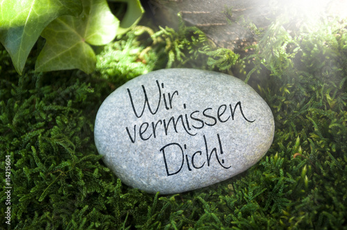 "Stein auf Moos mit Efeu und Trauersprüchen, Wir vermissen dich, Du