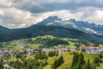 Fototapeta na wymiar village in the dolomites near Vigo