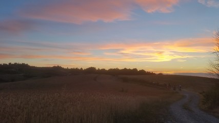 Obraz premium Pedalare al tramonto e verso l'infinito