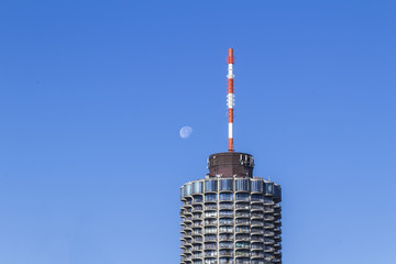 Mond neben Augsburger Hotelturm
