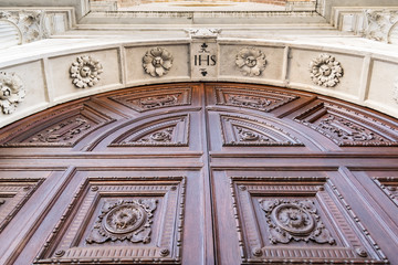 Detail of the portal in Gothic-Renaissance style.