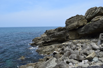 庄内海岸の岩場風景 ／ 山形県で庄内海岸の岩場風景を撮影した写真です。庄内海岸は非常にきれいな白砂と奇岩怪石の磯が続く、素晴らしい景観のリゾート地です。日本海トップランクのリゾート地として、五感の全てを満たす多くの魅力にあふれたエリアです。