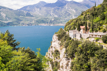 Obraz premium Panorama of the gorgeous Lake Garda surrounded by mountains.