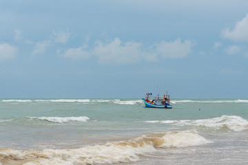 Obraz premium Fishing boat in a storm approaching.