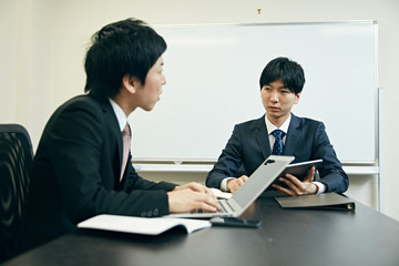 会議中のビジネスマン