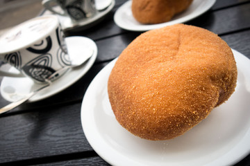 Cappuccino con brioches su un tavolino al bar