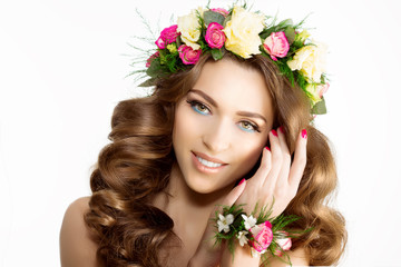 Naklejka premium Spring woman Young Girl flowers Beautiful model wreath bracelet