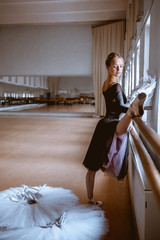 Fototapety  Młoda tancerka baletu współczesnego pozuje na tle pokoju