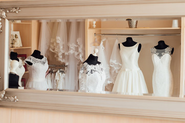 Salon sukien ślubnych, kupno sukni ślubnej - obrazy, fototapety, plakaty
