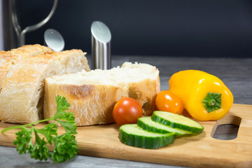 Gemüse und Brot für den Frühstück