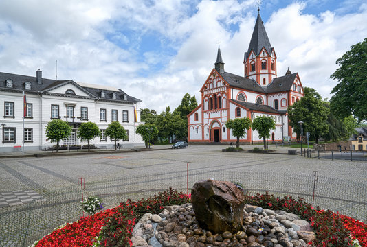 Sinzig: Sinzig ist eine verbandsfreie Stadt am Mittelrhein im Landkreis Ahrweiler in Rheinland-Pfalz. 