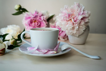 Obraz na płótnie Canvas tea with milk and fresh peonies, still life