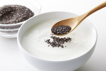 ヨーグルトとチアシード　Yogurt and Black Chia Seed