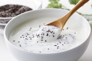 ヨーグルトとチアシード　Yogurt and Black Chia Seed