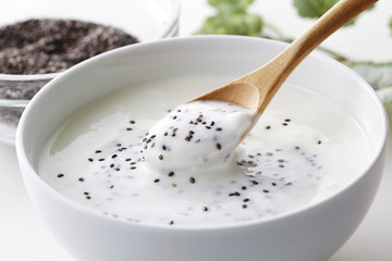 ヨーグルトとチアシード　Yogurt and Black Chia Seed