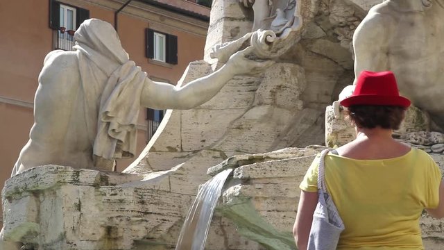 Roma, Piazza Navona, fontana dei Quattro Fiumi, turista cappello rosso 