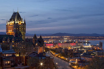Fototapeta na wymiar Quebec City at Night