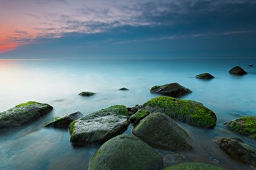 Wschód słońca nad morzem bałtyckim.