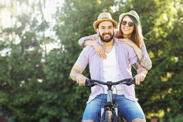 Obraz premium Romantic couple riding bikes