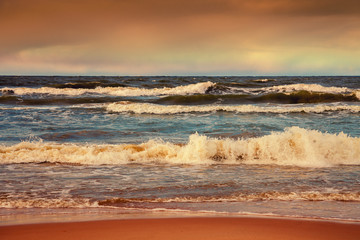 Plakaty  Burzowa pogoda na plaży. Morze z pochmurnym niebem