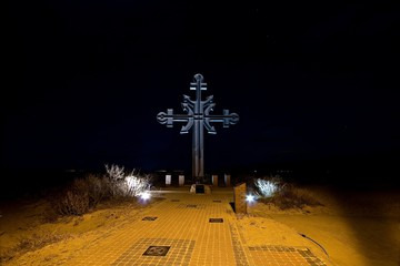 Krzyż w Rewie nocą.
