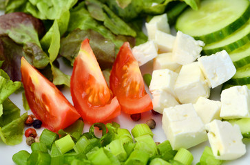 Salat mit Tomaten Gurke und Feta