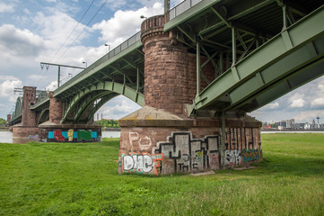 Fototapeta na wymiar Kölner Eisenbahnbrücke