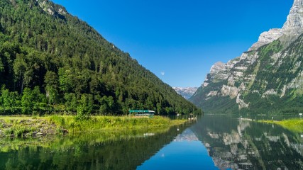 Fototapeta na wymiar Sommer am Klöntalersee mit blauen Himmel Panorama
