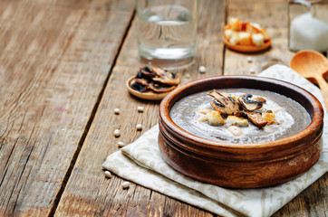 White bean mushrooms soup with croutons