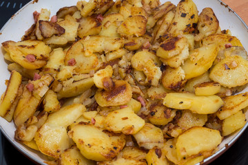 Pellkartoffeln Kartoffelscheiben mit Speck und Zwiebeln werden in der Pfanne zu leckeren Bratkartoffeln gebraten