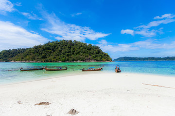 Fototapeta na wymiar Tropical beautiful sea, beach and island in Thailand