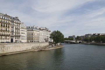Fototapeta na wymiar Berge de la Seine à Paris