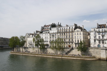 Fototapeta na wymiar Quai de la Seine sur l'Ile de la Cité à Paris