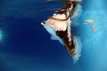Bride, underwater wedding in a pool