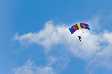 Gleitschirmflieger am blauen Himmel 