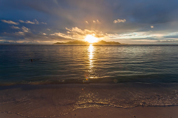 coucher de soleil derrière Praslin, vue de la Digue, Seychelles