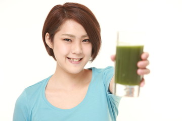 青汁を持つ女性