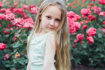 Naklejka premium Portrait of a beautiful little girl in the garden 