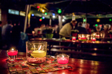 Kerzenschein als Deko einer Party