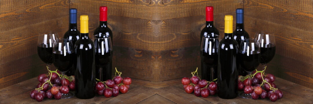 Bottiglie di vino roso con uva