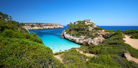 Fototapeta na wymiar Sommer, Strand und blaues Meer - Mallorca