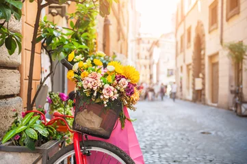 Türaufkleber Fahrrad mit Blumen in der alten Straße in Rom, Italien © smallredgirl