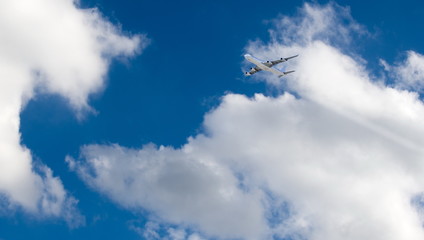 Obraz premium airplane in the blue sky