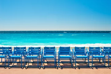 Fotobehang Bestemmingen Blauwe stoelen op de Promenade des Anglais in Nice, Frankrijk