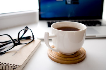 Чашка на рабочем столе