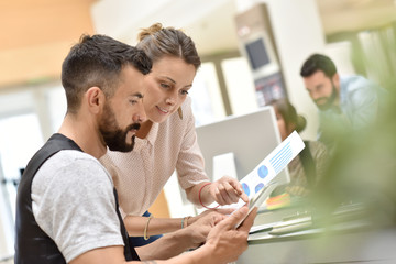 Obraz premium Workteam meeting in office